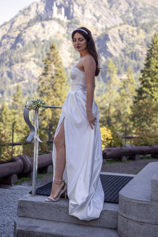 Scopri l'Abito da Sposa Blanchefleur di Aerial Costume: un capolavoro sartoriale su misura, perfetto per il tuo giorno speciale. Elegante, raffinato e unico come te.