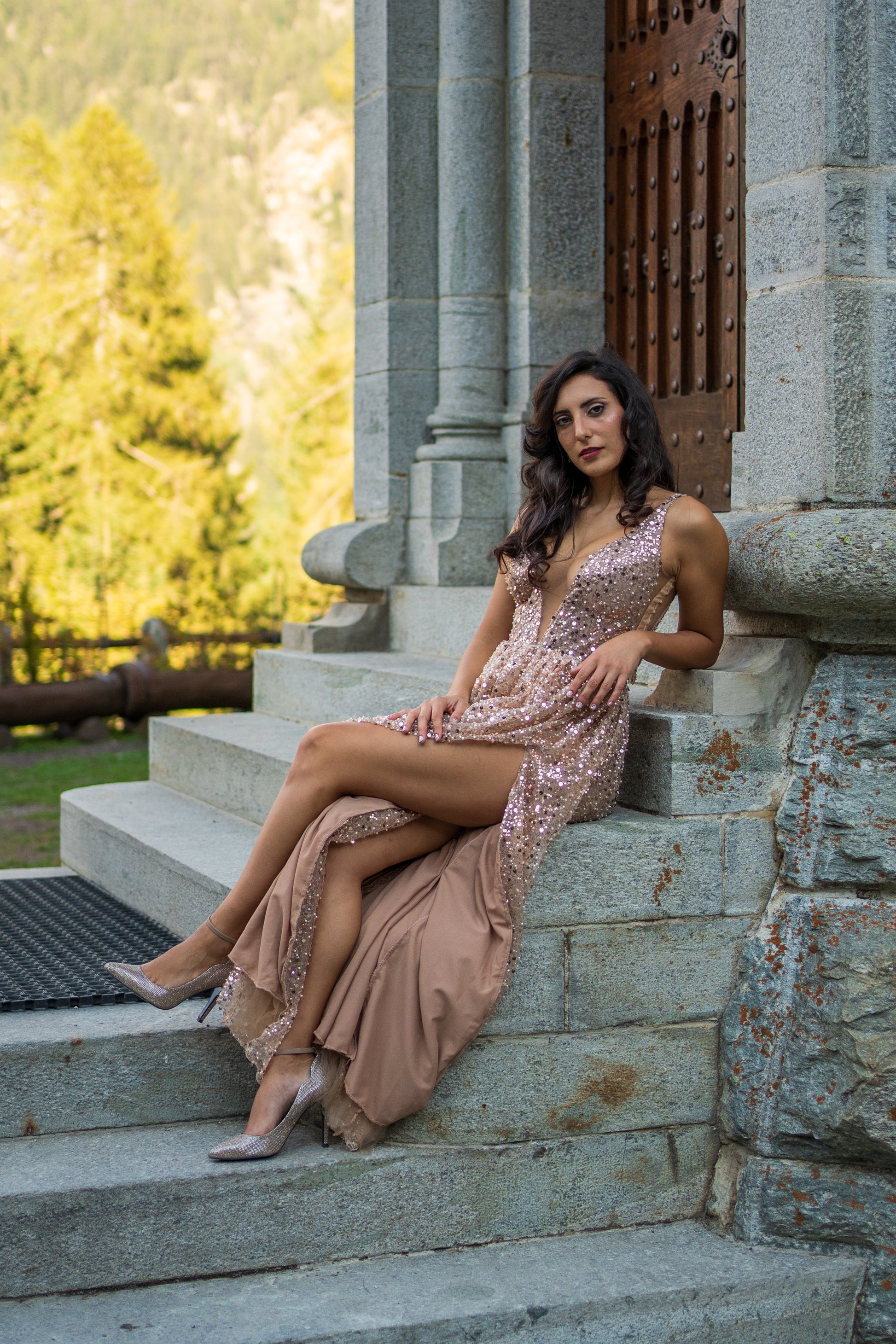 Illumina il tuo evento con l'abito Helene. Scegli di indossare il top e la gonna insieme oppure separati per farti accompagnare dalle paillettes dorate in ogni occasione!