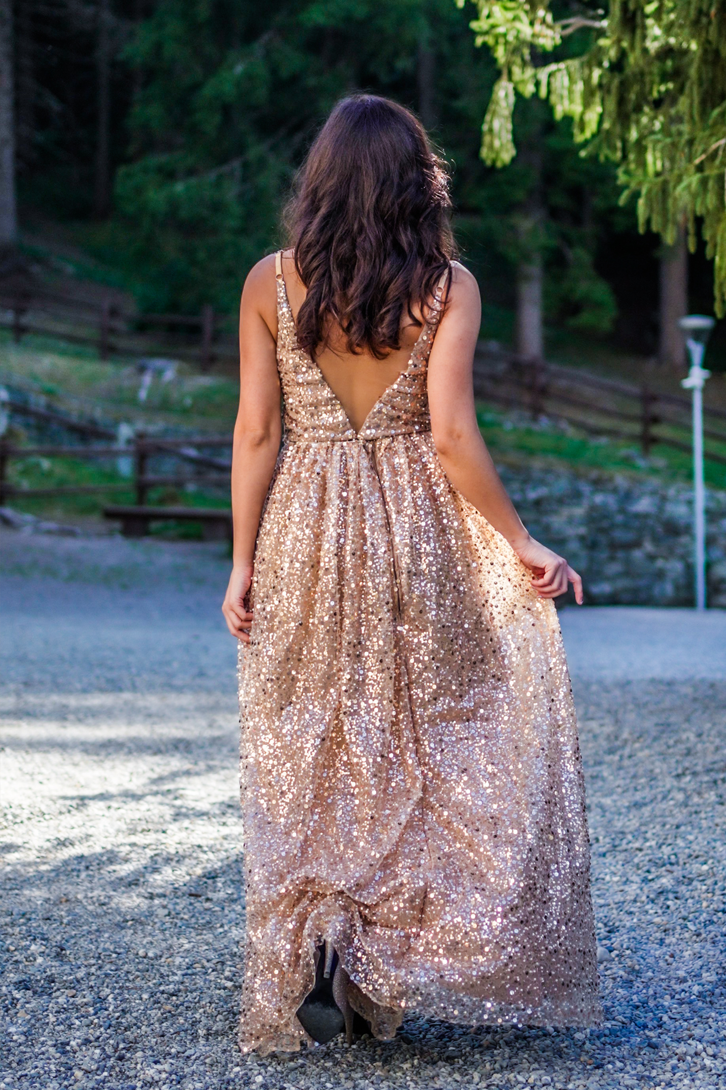 Helene: un abito sartoriale curato nei minimi dettagli. Il top con coppa al suo interno, ti permetterà di indossarlo senza reggiseno e potrai indossarlo anche con dei pantaloni o una gonna a tubino per un look più casual. La gonna con due spacchi può anch'essa essere indossata con un diverso top o bustino rendendo speciale ogni outfit!