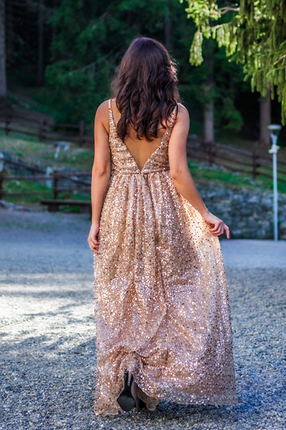 Helene: un abito sartoriale curato nei minimi dettagli. Il top con coppa al suo interno, ti permetterà di indossarlo senza reggiseno e potrai indossarlo anche con dei pantaloni o una gonna a tubino per un look più casual. La gonna con due spacchi può anch'essa essere indossata con un diverso top o bustino rendendo speciale ogni outfit!